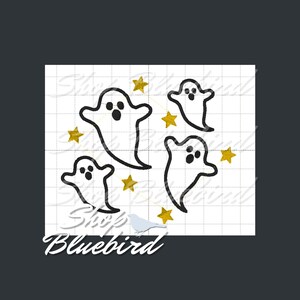 Könnte beinhalten: Ein Stickmuster mit drei weißen Geistern mit schwarzen Umrissen und Gesichtszügen, umgeben von fünf kleinen, texturierten goldenen Sternen. Das Design befindet sich auf einem weißen Rasterhintergrund mit dem Wasserzeichen Shop Bluebird.