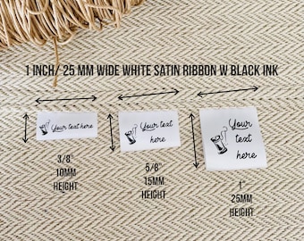 Set di 100 etichette in tessuto satinato bianco da 1 pollice o 25 mm Inchiostro nero personalizzato PRETAGLIATO con il tuo disegno