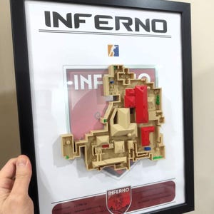 Könnte beinhalten: Eine weiße Keramik-Tasse mit schwarzem Henkel und dem Text "But First, Coffee" in fetter, schwarzer Schrift. Die Tasse steht vor einem verschwommenen Hintergrund, der eine gemütliche Umgebung suggeriert.