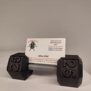 Portatarjetas de visita con mancuernas: decoración exclusiva para gimnasios y regalo de fitness