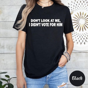 T-Shirt „Don't Look At Me, I Didn't Vote For Him“, Wahlpostkarten zum Versenden, Buch „Don't Believe Everything You Think“, Zeitpunkt der Mondfinsternis 2025
