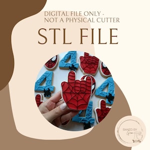 Op de afbeelding: Koekjes versierd met rode en blauwe glazuur, in de vorm van een hand met een spinnenwebontwerp, het cijfer 4 en een spin. De tekst "STL FILE" is ook aanwezig.