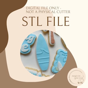 Op de afbeelding: Afbeelding van versierde koekjes met een strandthema. De koekjes bevatten een lichtblauw surfboard, een palmboom en koekjes met de woorden "Big Wave" en "Happy". De tekst "STL FILE" staat bovenaan de afbeelding.