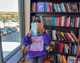 Sudadera con cuello redondo "Mi TBR sigue creciendo", sudadera con libros, sudadera TBR, sudadera de lectura, regalo para amantes de los libros, sudadera con libros, TBR