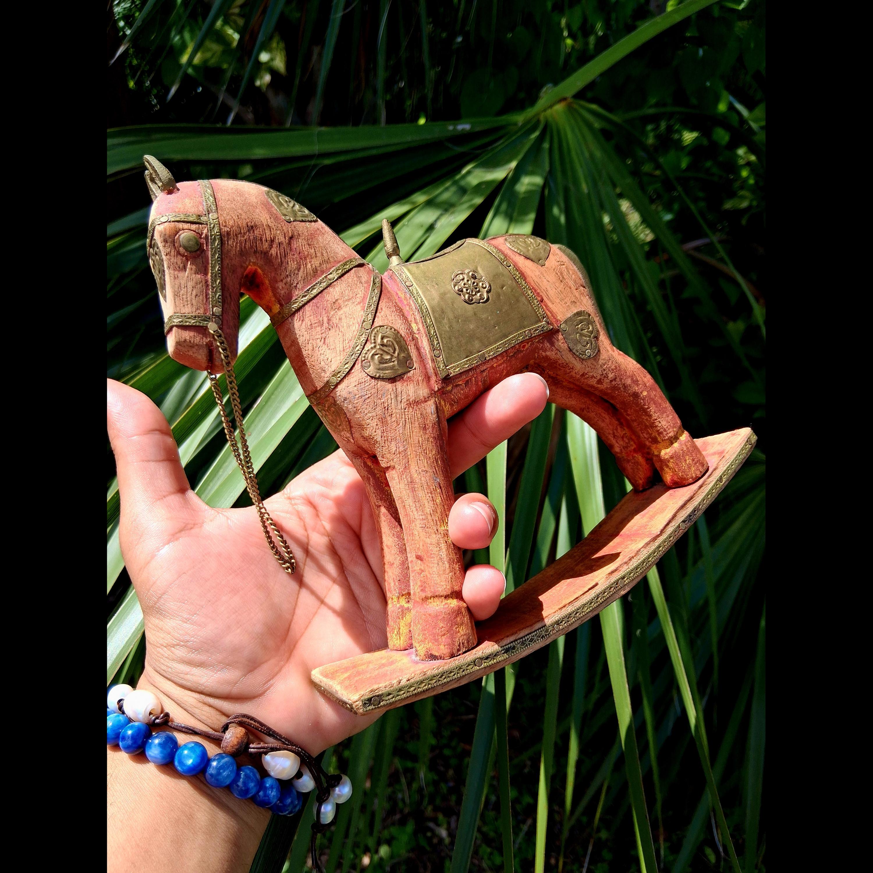 木製ロッキングホース 手彫り装飾付き インドの木製ロッキングホース