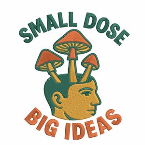 Peut inclure: Motif brodé représentant un profil de personne avec des champignons poussant de sa tête. Le texte "SMALL DOSE" est au-dessus de la tête, et "BIG IDEAS" est en dessous. Le motif utilise du fil orange, jaune et vert sur fond blanc.
