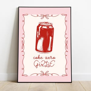 Könnte beinhalten: Gerahmter Kunstdruck mit einer roten Illustration einer Coke Zero-Dose. Das Kunstwerk befindet sich vor einem hellrosa Hintergrund mit einem dekorativen roten Rahmen. Die Worte "coke zero" und "GirliE" sind auf dem Druck geschrieben.