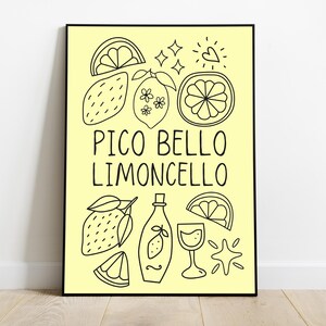 Pico Bello Limoncello ウォールアート、レモン付き手書きフォント、ボトル、ガラススケッチ、柔らかい黄色の背景、イタリア風ホームデコレーション