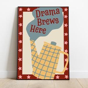 以下が含まれることがあります： 「Drama Brews Here」のテキストと、チェック柄の黄色いティーポットが描かれた額入りのアートプリント。 作品はクリーム色の背景に、ピンクの星が付いた赤い縁取りが施されています。 キッチンやダイニングルームに最適です。
