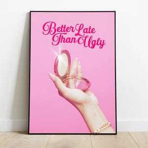 Lustiges Makeup Wandkunst, Better Late Than Ugly Print, Glam Ästhetisches Poster, Pink Beauty Room Dekor, Freches Zitat Digitaler Download
