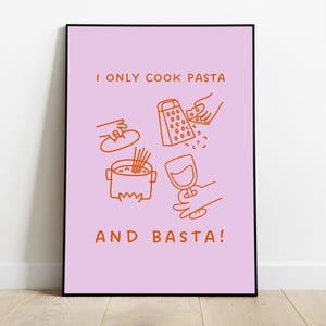 Könnte beinhalten: Ein rosa Poster mit schwarzem Rand, auf dem eine Strichzeichnung einer Person zu sehen ist, die Pasta kocht. Der Text auf dem Poster lautet "Ich koche nur Pasta und basta!"