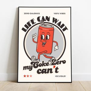 Op de afbeelding: Retro-stijl poster met een rode cartoon frisdrankblikje. De poster heeft de tekst "LIFE CAN WAIT" en "my Coke Zero can't". De poster zegt ook "ZERO CALORIES" en "100% VIBES".