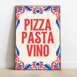 Może przedstawiać: Biały plakat z czerwoną i niebieską ramką ozdobioną stylizowanym wzorem kwiatowym. Plakat zawiera napis "PIZZA PASTA VINO" czerwonymi literami.