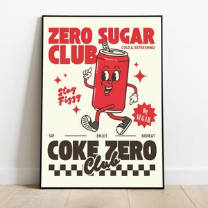 Op de afbeelding: Een rechthoekige poster met een rood frisdrankblikje als personage met armen en benen op een crèmekleurige achtergrond. De tekst bevat ZERO SUGAR CLUB, COLD & REFRESHING, Stay Fizzy, 0g SUGAR, SIP ENJOY REPEAT en COKE ZERO CLUB boven een zwart-wit geblokt patroon.