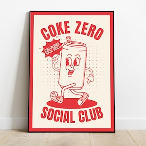 Op de afbeelding: Rode en witte poster met een cartoon blikje Coke Zero. Het blikje heeft een glimlachend gezicht en loopt. De tekst luidt "Coke Zero Social Club" en "Zero Calories 100% Vibes".