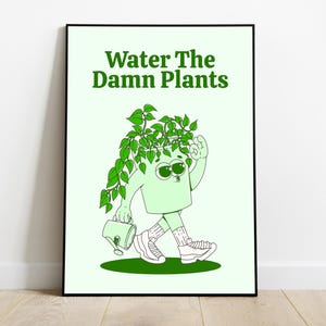 Może przedstawiać: Oprawiony plakat z jasnozielonym tłem. Kreskówkowa postać rośliny idzie z konewką. Tekst "Water The Damn Plants" znajduje się u góry na zielono. Roślina ma liście jako włosy i nosi trampki.