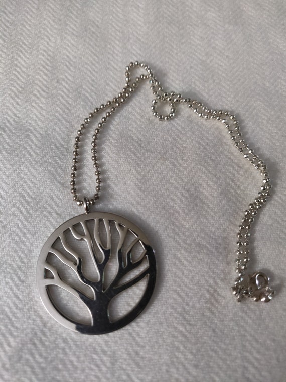 Lovely tree of life pendant 16" in length