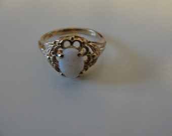 Antique Mid Century  10k yellow gold white opal solitare ring size 6.5