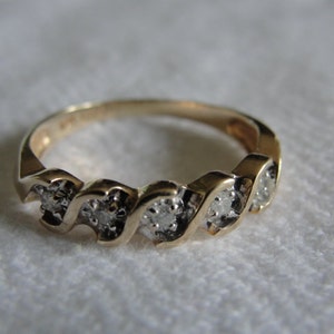 Vintage ring 5 stone diamond wedding band in 10k yellow gold. size 8.25