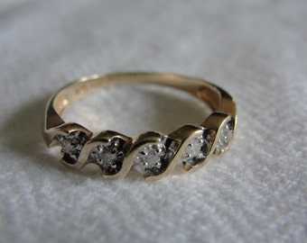 Vintage ring 5 stone diamond wedding band in 10k yellow gold. size 8.25