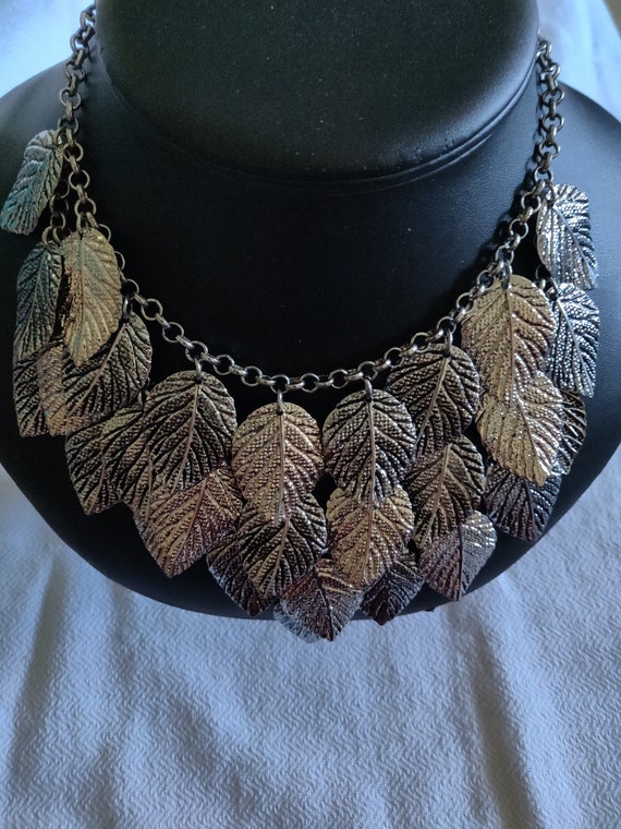 Silvertone   leaf bib necklace. ...