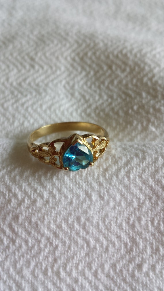 London blue topaz and 10k yellow gold ring size 6
