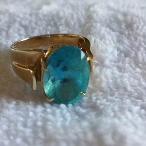 Vintage io k yellow gold and blue topaz ring size 6.5  The stone is 12mm x 8mm