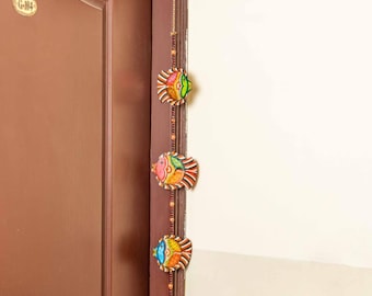 Adorno de puerta de cuero hecho a mano con forma de pez / Arte Tholubommalata, decoración india colorida (paquete de dos)