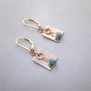 Kleine gouden edelsteen gehamerde oorbel Kleine gouden hangoorbellen 14K gold filled gehamerde oorbellen