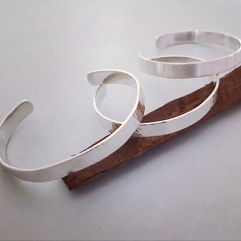 NOWAR FACTORY Bracciale Ragazza Rigido Circolare in Metallo Riciclato con Scritta Laser No War Factory e Logo Bomba, Pezzi Unici Artigianali, Diametro Interno 6,5 cm