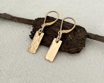 Brincos minúsculos de ouro martelado, brincos retangulares pendentes com preenchimento de ouro 14K, brincos leves e minimalistas, joias para presente diário para ela