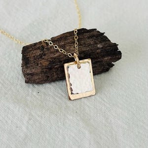 Halsband i blandad metall Hänge Smycken i blandad metall Guld och silver Hamrat halsband Sterlingsilver och 14K guldfyllt rektangulärt hänge