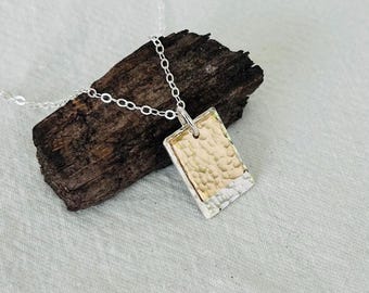 Delikatny naszyjnik ze złota i srebra, mieszany metal, warstwowy naszyjnik, minimalistyczny dwukolorowy wisiorek, codzienna delikatna biżuteria, mieszany metal, młotkowany
