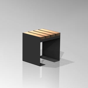 Op de afbeelding: Een zwarte metalen bank met een zitting van houten latten. De bank is ontworpen in een eenvoudige, moderne stijl.