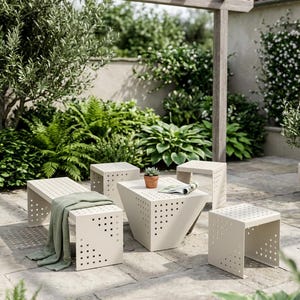 Könnte beinhalten: Ein Set aus cremefarbenen Metall-Gartenmöbeln, bestehend aus einer rechteckigen Bank, einem quadratischen Couchtisch und zwei quadratischen Hockern. Jedes Teil weist ein geometrisches Muster aus kleinen quadratischen Ausschnitten auf. Eine grüne Decke liegt auf der Bank.
