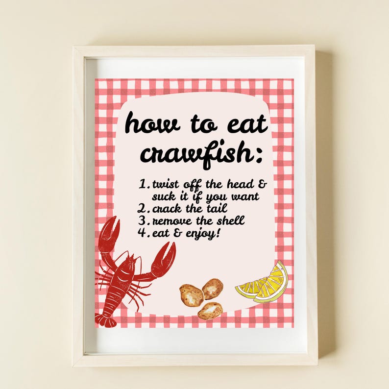 K&ouml;nnte beinhalten: Ein roter und wei&szlig;er karierter Hintergrund mit einem wei&szlig;en Rahmen. Der Text "how to eat crawfish:" ist in Schwarz geschrieben. Der Text unter dem Titel lautet "1. twist off the head & suck it if you want 2. crack the tail 3. remove the shell 4. eat & enjoy!" Es gibt eine Illustration eines roten Krebses und eine Zeichnung von Krebs-Schw&auml;nzen und einer Zitronenscheibe.