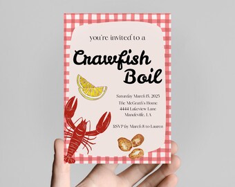 Könnte beinhalten: Eine rot-weiß karierte Einladungskarte für ein Crawfish Boil. Die Karte zeigt einen Cartoon-Krebs, eine Zitronenscheibe und eine Schüssel mit Crawfish. Der Text auf der Karte lautet "You're invited to a Crawfish Boil" und enthält Datum, Uhrzeit, Ort und RSVP-Informationen.