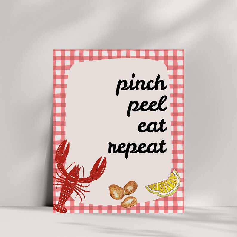 K&ouml;nnte beinhalten: Ein roter und wei&szlig;er karierter Hintergrund mit einem wei&szlig;en Rechteck in der Mitte. Das Rechteck enth&auml;lt den Text "pinch peel eat repeat" in Schwarz. Im Rechteck befinden sich ein roter Hummer, eine Zitronenscheibe und ein Haufen Kartoffeln.