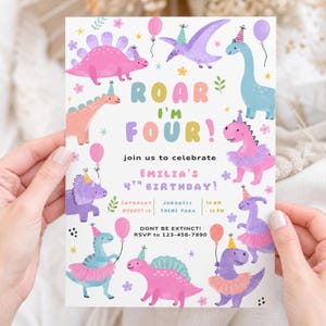 Invito per la festa di compleanno "Roar I'm Four" per bambina, tema dinosauri, rosa, modello Canva modificabile, invito per il 4° compleanno 5x7