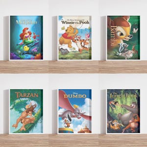Puede incluir: Seis carteles enmarcados de películas de Disney. Los títulos incluyen "La Sirenita", "Winnie the Pooh", "Bambi", "Tarzán", "Dumbo" y "El Libro de la Selva". Cada póster presenta ilustraciones coloridas y texto sobre un fondo blanco.