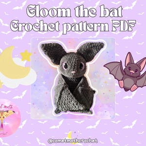 Pode incluir: Um padrão de crochê de morcego cinza com orelhas grandes e olhos rosa, exibido em um fundo roxo com silhuetas de morcegos. O texto "Gloom the bat Crochet pattern PDF" está no topo. Uma ilustração de desenho animado de morcego está à direita.