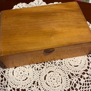 Vintage burled, wood, dovetail jewelry box or cigar box excellent condition