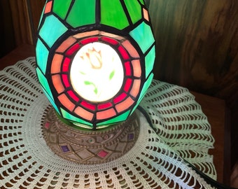 Tiffany style Cheyenne lamp egg shaped with tulip lighted nightlight