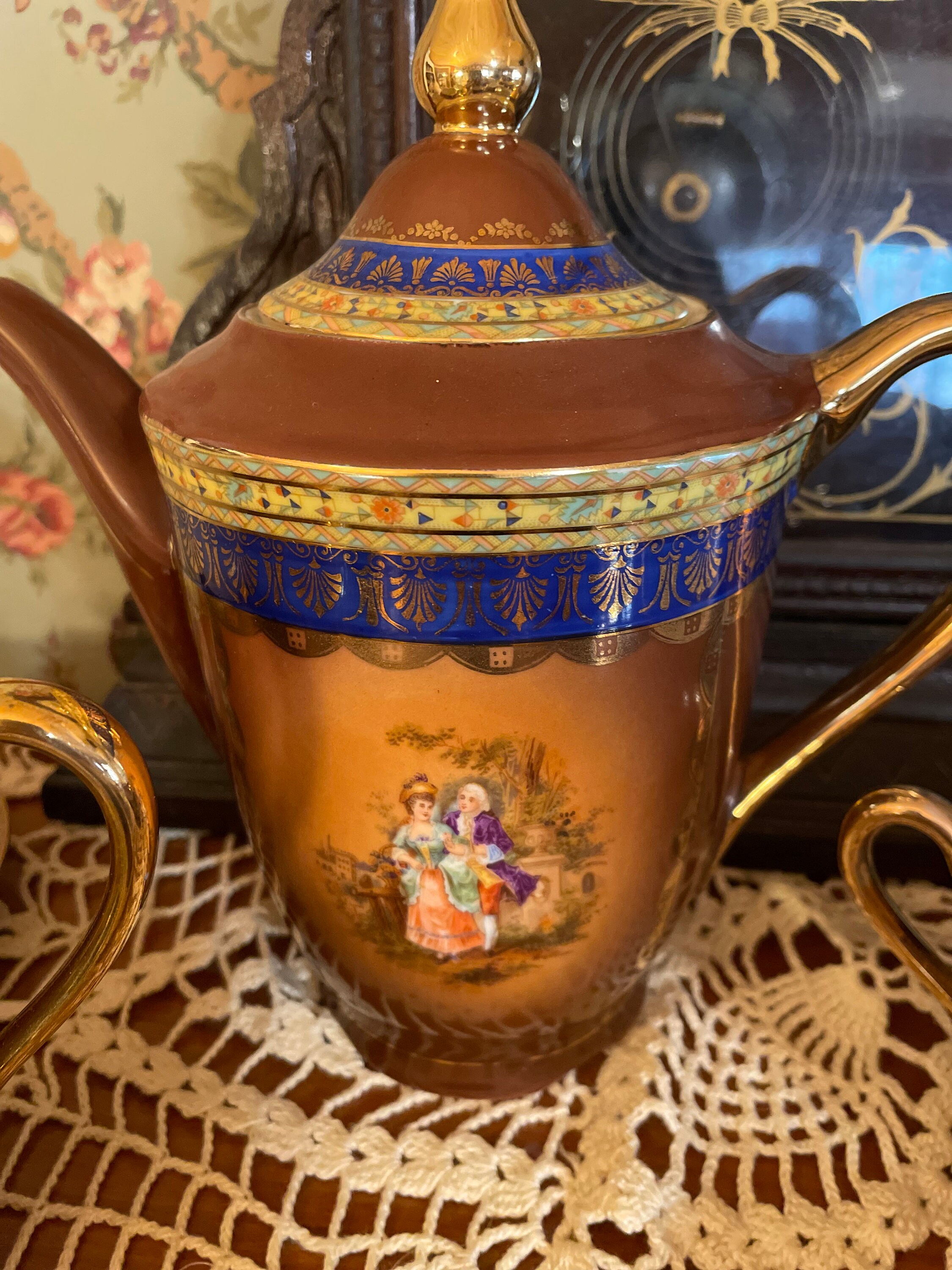 中古美品 Mae Bra アンティーク チェアレッドゴールド 中古美品 Mae