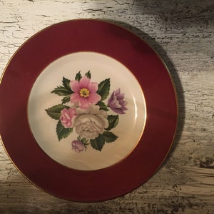 Homer Laughlin Eggshell Cavalier MARGARET ROSE Maroon Border Dessert Plates 6 1/4&quot;