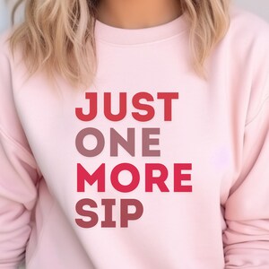 Maglione divertente per bere vino, idea regalo per gli amanti del vino, felpa con cappuccio Just One More Sip, maglione per i membri del wine club, regalo di compleanno per gli amanti del vino