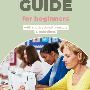 Op de afbeelding: Een groep mensen leert naaien in een klaslokaal. Ze gebruiken naaimachines om stoffen projecten te maken. De afbeelding bevat de tekst "Sewing Guide for beginners with motivational prompts & guidelines".