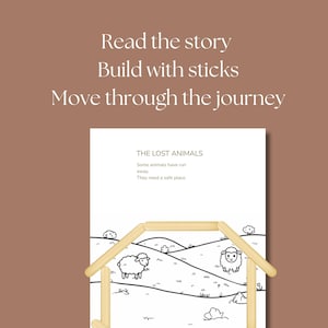 Puede incluir: Un juego de actividades infantiles con el texto "HOW IT WORKS" en la parte superior. La imagen muestra una ilustración en blanco y negro de ovejas en un campo, enmarcada por palitos de madera. El texto dice "Read the story, Build with sticks, Move through the journey."