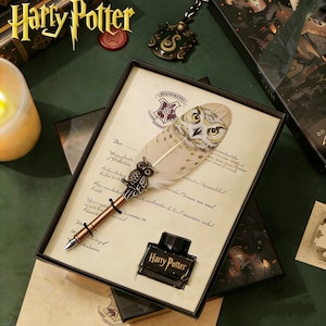 Peut inclure: Un coffret cadeau sur le thème d'Harry Potter comprenant une plume avec une plume de hibou, un flacon d'encre et un papier de style parchemin. Le stylo a un manche en métal de couleur bronze et un ornement en forme de hibou. Le flacon d'encre porte l'inscription "Harry Potter".