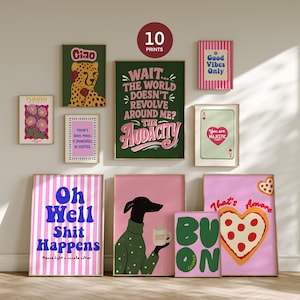 Op de afbeelding: Een verzameling van tien ingelijste kunstprints met diverse ontwerpen. De prints bevatten tekstontwerpen zoals "Good Vibes Only" en "Oh Well Shit Happens", en illustraties zoals een cheetah, een hond en een pizza hart. Het kleurenpalet is levendig, met roze, groen en blauw.